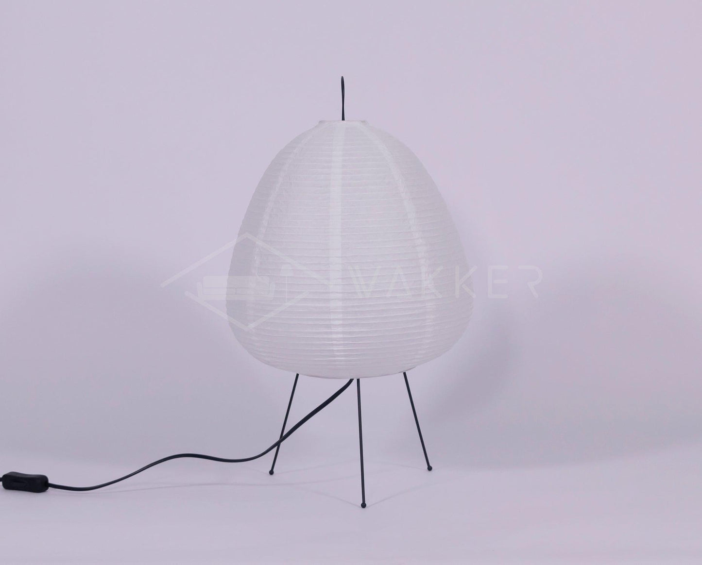 Weiße Akari Tischlampe, Papier, dreibeiniges Metallgestell, modernes Design, Innenbeleuchtung.