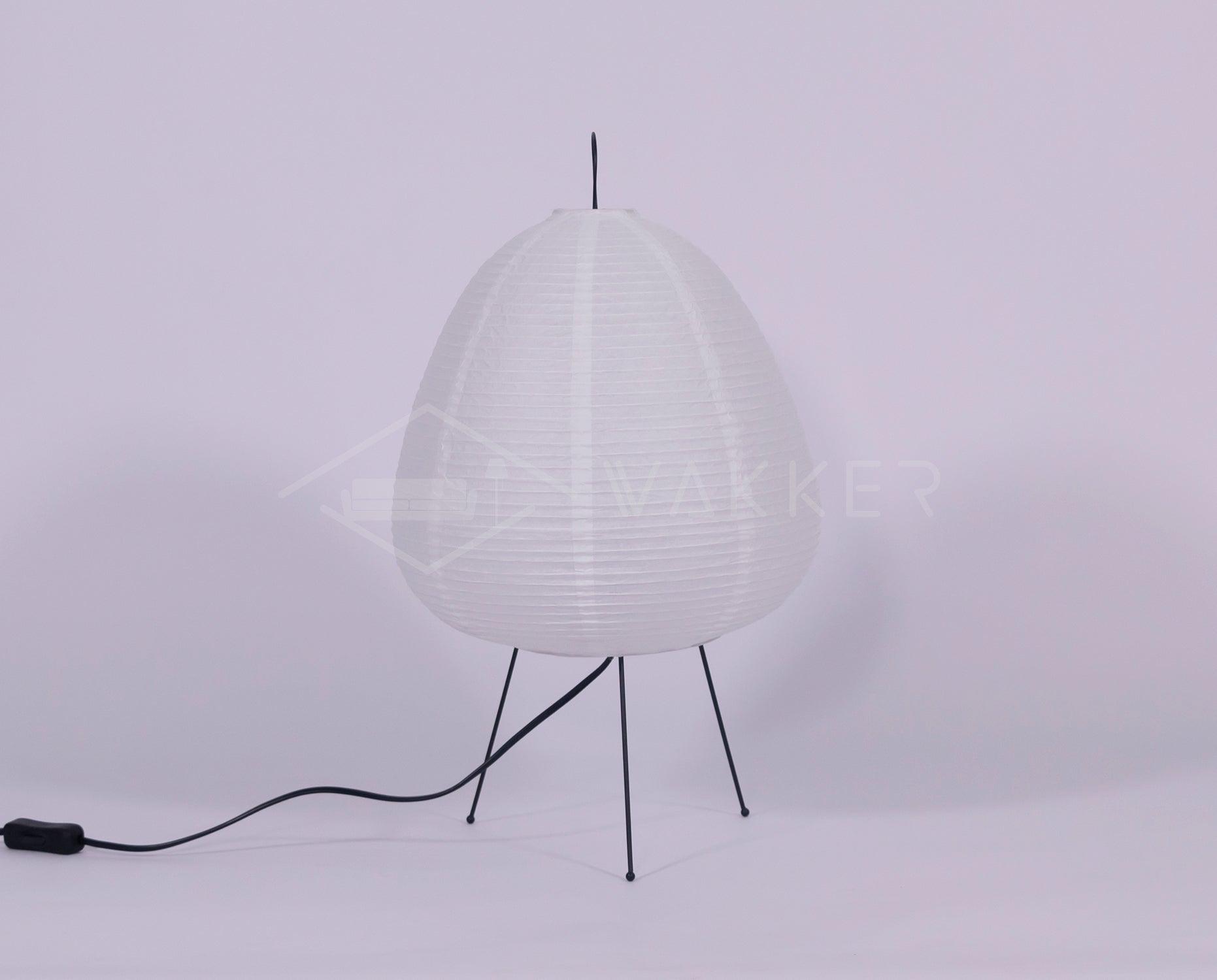 Weiße Akari Tischlampe, Papier, dreibeiniges Metallgestell, modernes Design, Innenbeleuchtung.