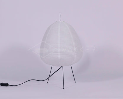 Weiße Akari Tischlampe, Papier, dreibeiniges Metallgestell, modernes Design, Innenbeleuchtung.