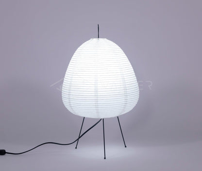 Weiße Akari Tischlampe mit schwarzem Metallgestell, modernes Design, Papierleuchte.