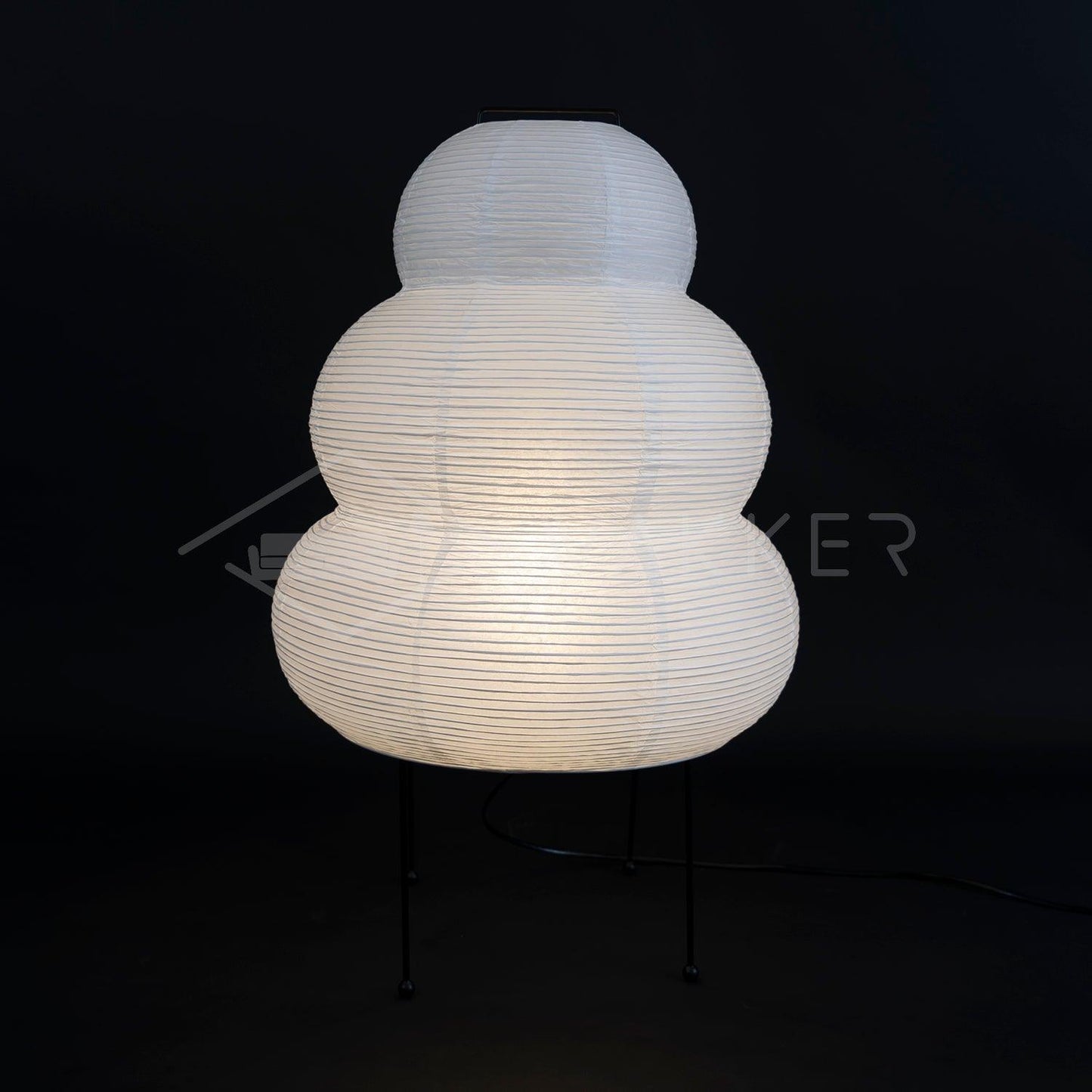 Weiße Akari 24N Tischlampe aus Papier, modernes Design, dreistufig, auf schwarzem Metallgestell.