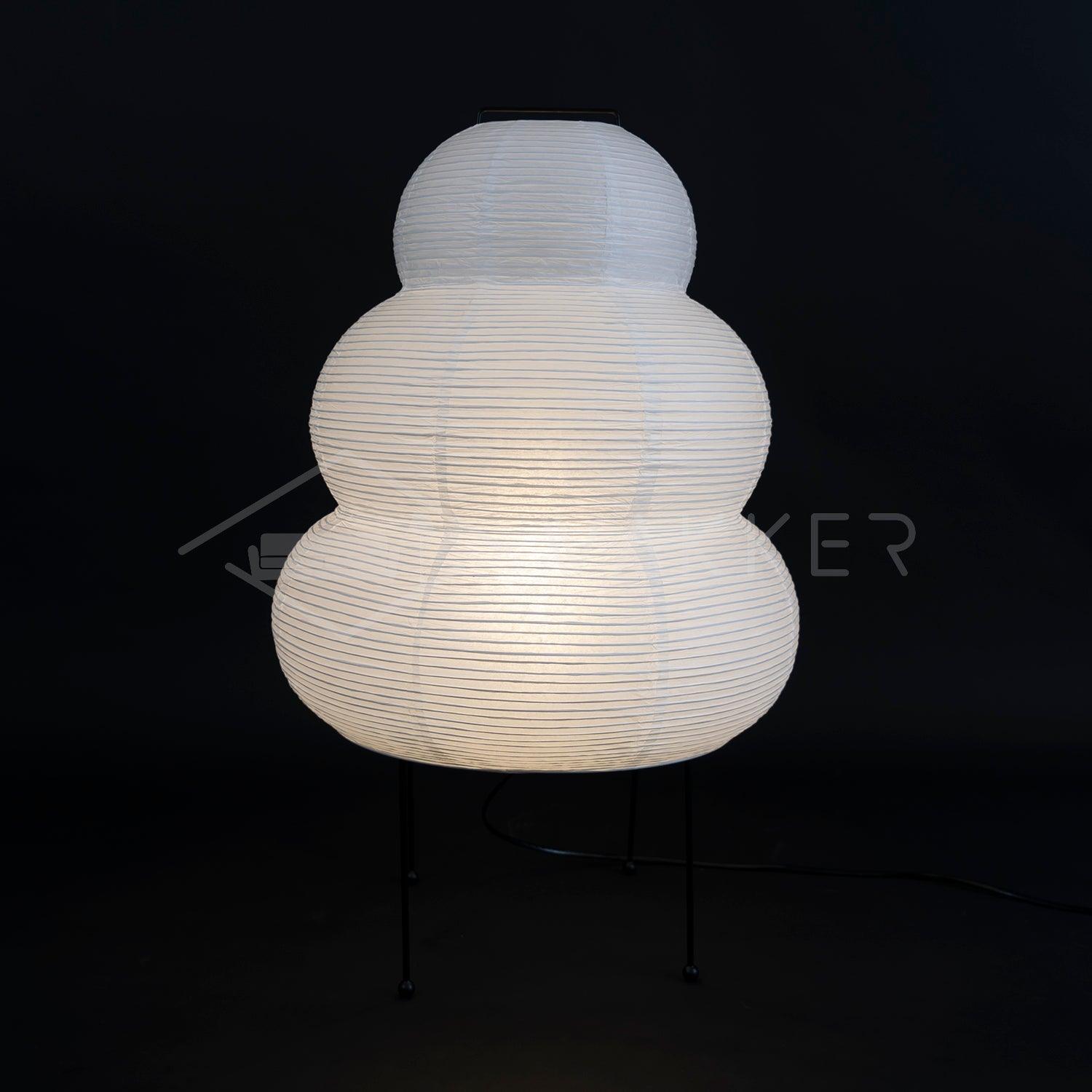 Weiße Akari 24N Tischlampe aus Papier, modernes Design, dreistufig, auf schwarzem Metallgestell.