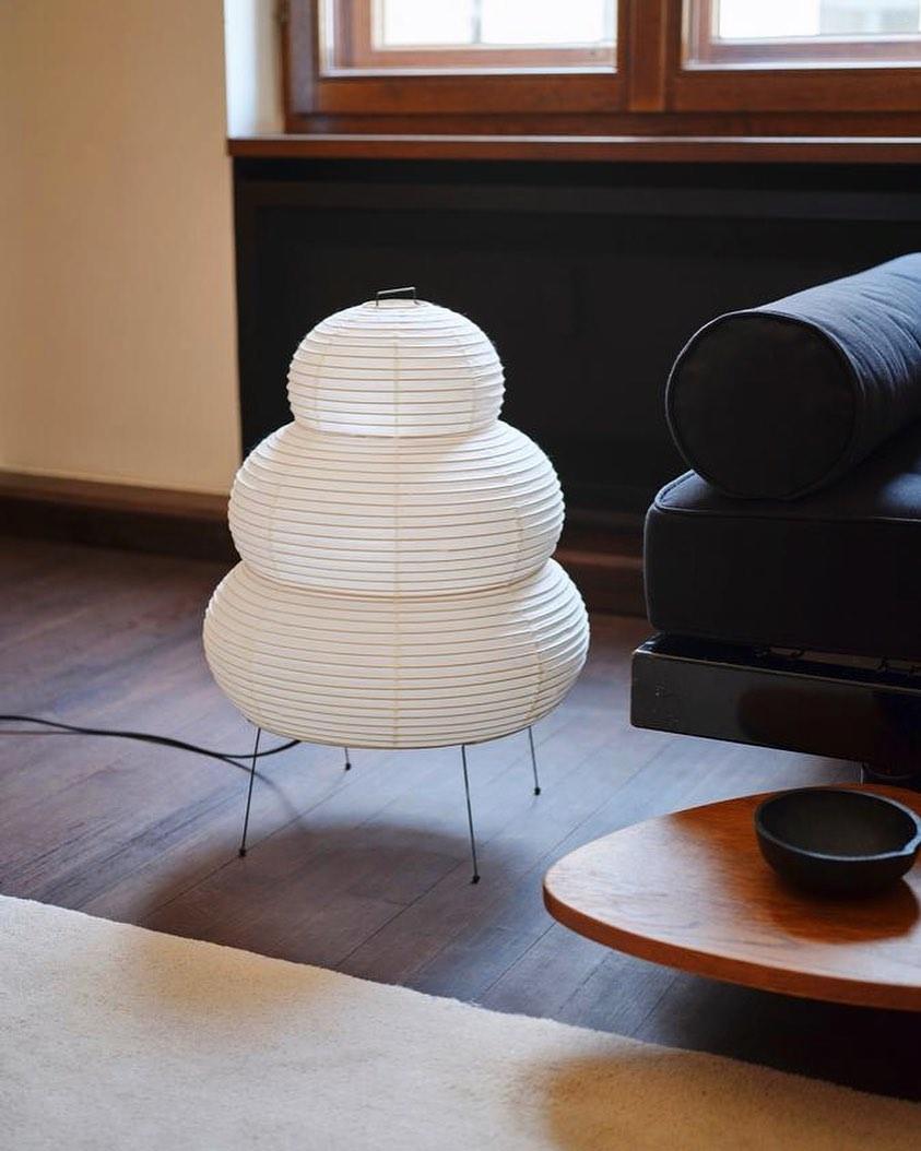 Weiße Akari 25N Tischleuchte aus Papier, modernes Design, Wohnzimmer, japanischer Stil.
