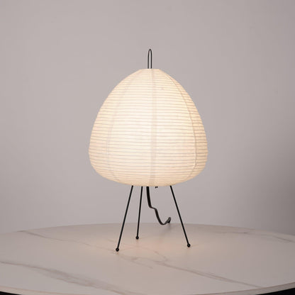 Weiße Akari Tischlampe aus Papier mit schwarzem Metallgestell, modernes Design, Beleuchtung.