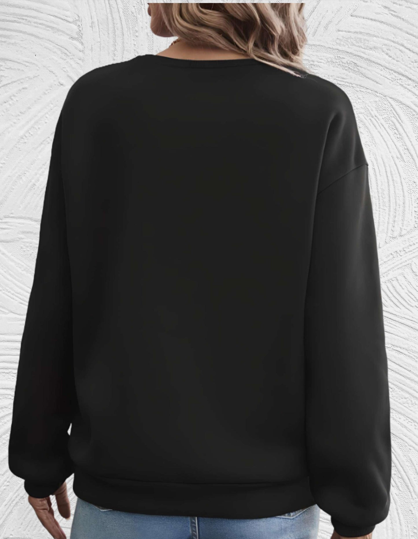 Frau in schwarzem Pullover, Rückansicht, lässig, modisch, Damenbekleidung, Herbstmode.