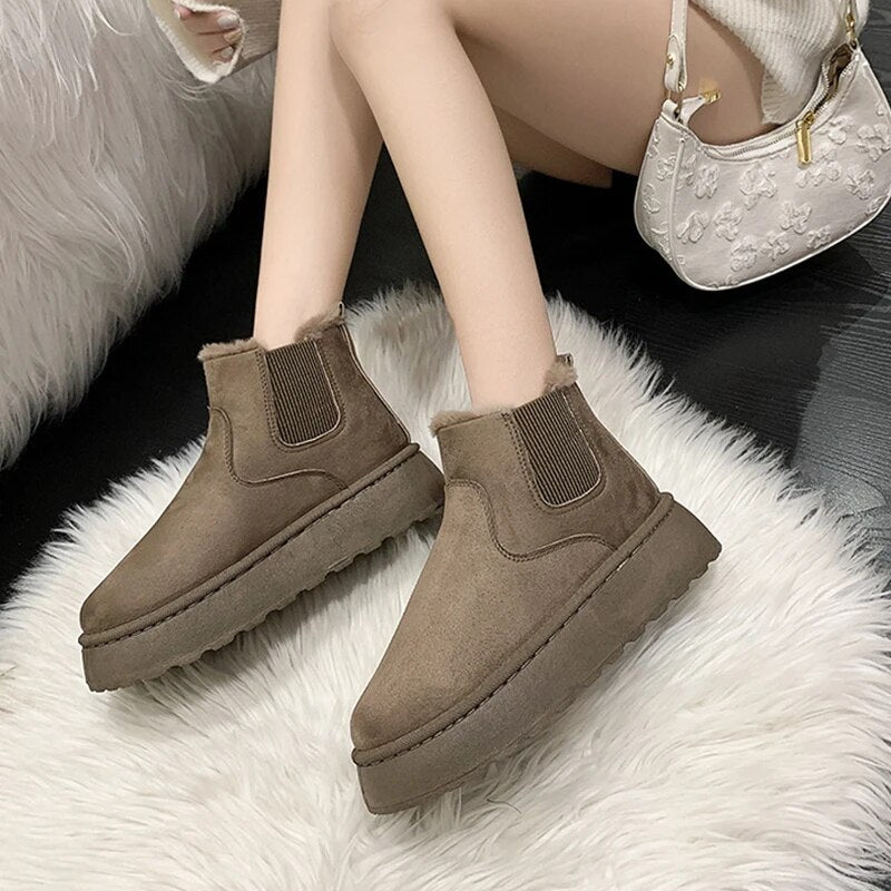 Braune Damen Ankle Boots mit Plateau, Wildleder, warm gefüttert, modisch, bequem.