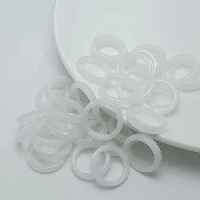 Transparente Acrylringe für Kinder, Y2K-Stil, koreanische Mode 2023, auf weißem Teller.