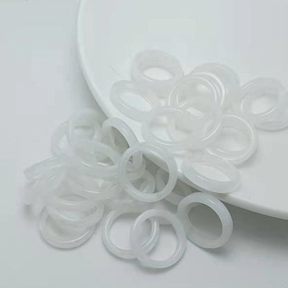 Transparente Acrylringe für Kinder, Y2K-Stil, koreanische Mode 2023, auf weißem Teller.