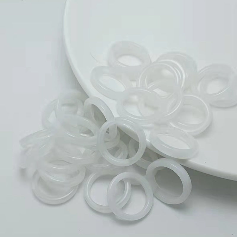 Transparente Acrylringe für Kinder, Y2K-Stil, koreanische Mode 2023, auf weißem Hintergrund.
