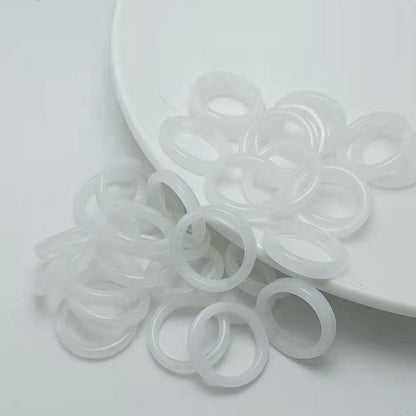 Transparente Acrylringe für Kinder, Y2K-Stil, koreanische Mode 2023, auf weißem Hintergrund.