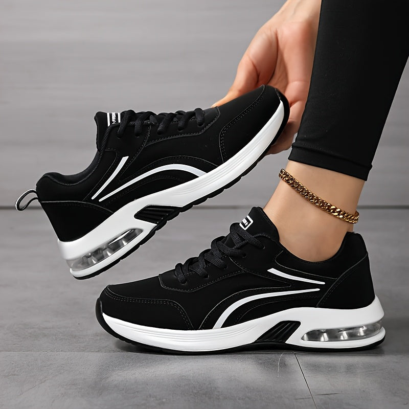 Svarta sneakers med vita ränder och vit sula med luftkudde, burna av en modell där ena skon lyfts och ses från sidan. 1