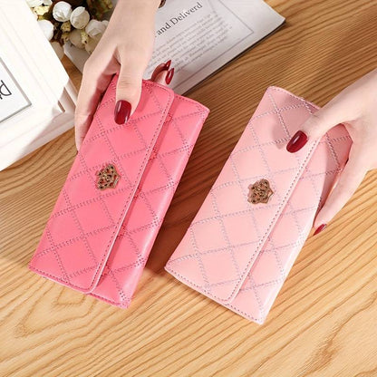 Zwei Damen-Geldbörsen mit Argyle-Muster, rosa und pink, auf Holztisch.