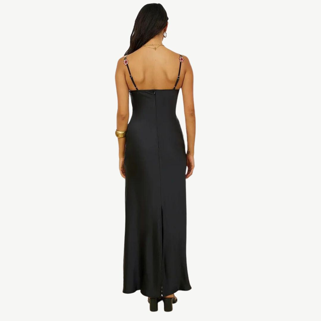 Frau in schwarzem Satin-Slip-Kleid, Rückansicht, elegantes Abendkleid, Spaghettiträger.
