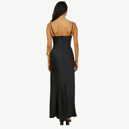 Frau in schwarzem Satin-Slip-Kleid, Rückansicht, elegantes Abendkleid, Spaghettiträger.