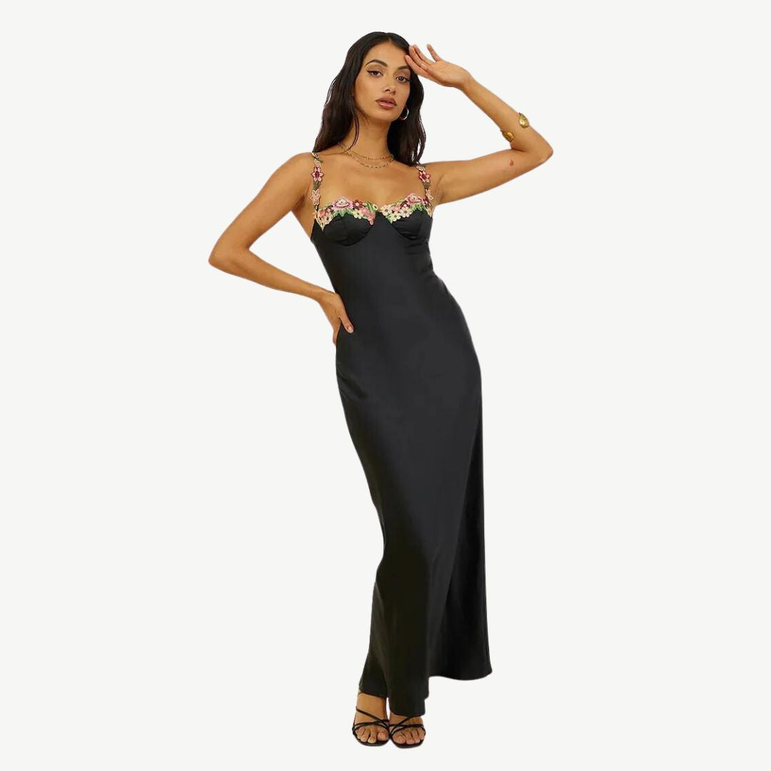 Frau im schwarzen Satin-Slip-Kleid mit Blumenmuster, elegantes Abendkleid, Modefotografie.