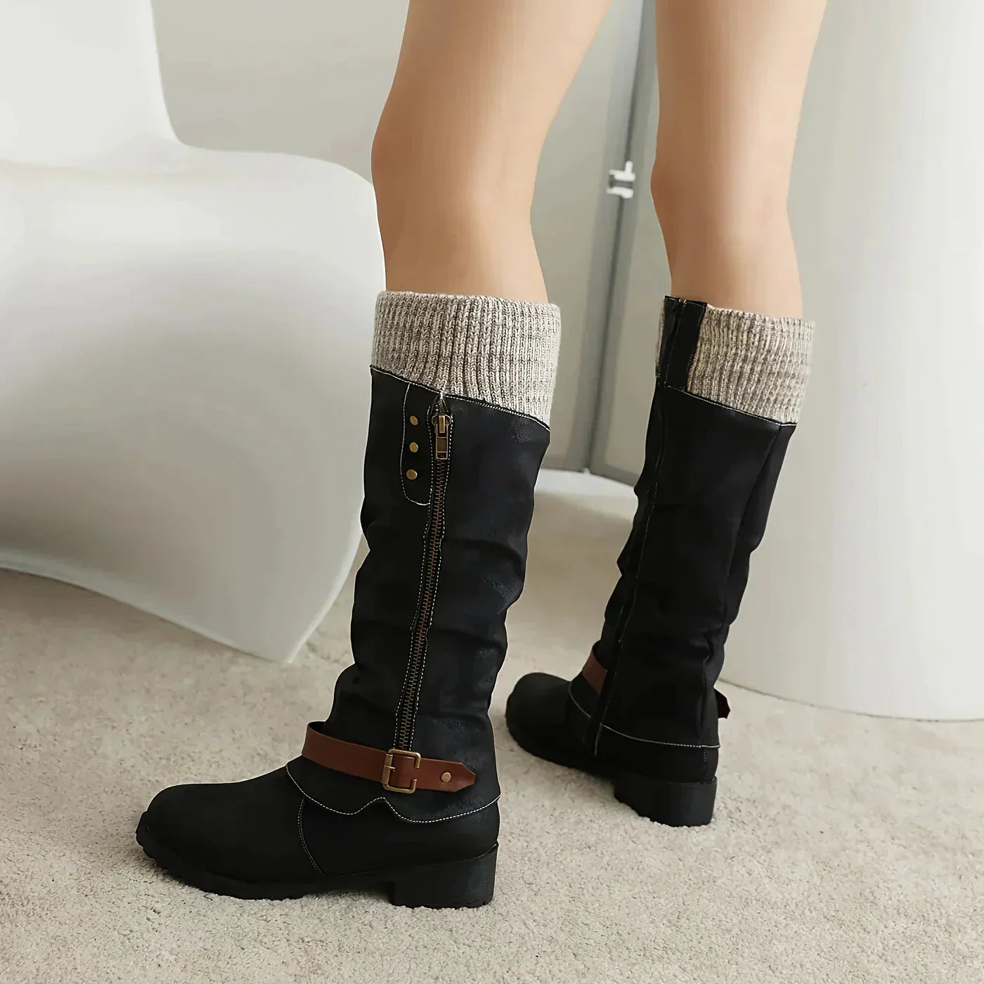 Schwarze Damenstiefel mit Reißverschluss und Schnalle, Strickbündchen, modisch, bequem.