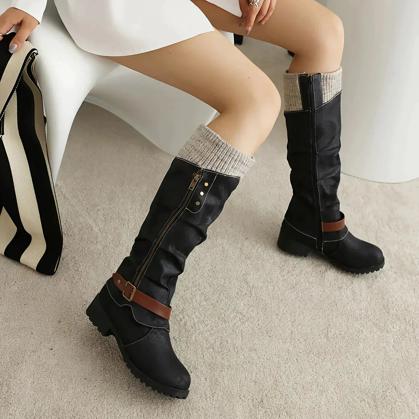 Schwarze Damenstiefel mit braunem Riemen, hoher Schaft, Reißverschluss, modisch, bequem.