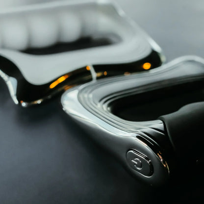 Schwarzer ergonomischer Türgriff aus Metall, modernes Design, Nahaufnahme.