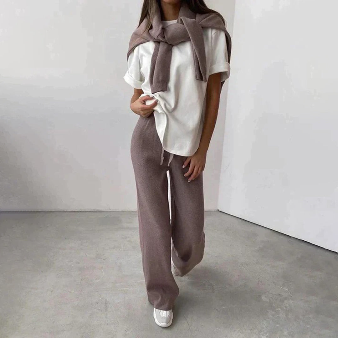 Frau in weißem T-Shirt und brauner Strickhose, lässiger Look, Mode, Damenbekleidung.