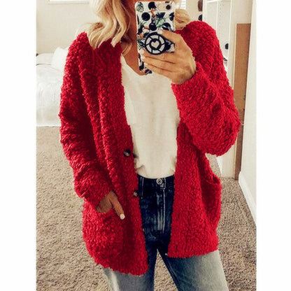 Frau in rotem Wollmantel, lässig, warm, modisch, Herbst-Winter, Damenmode, gemütlich.