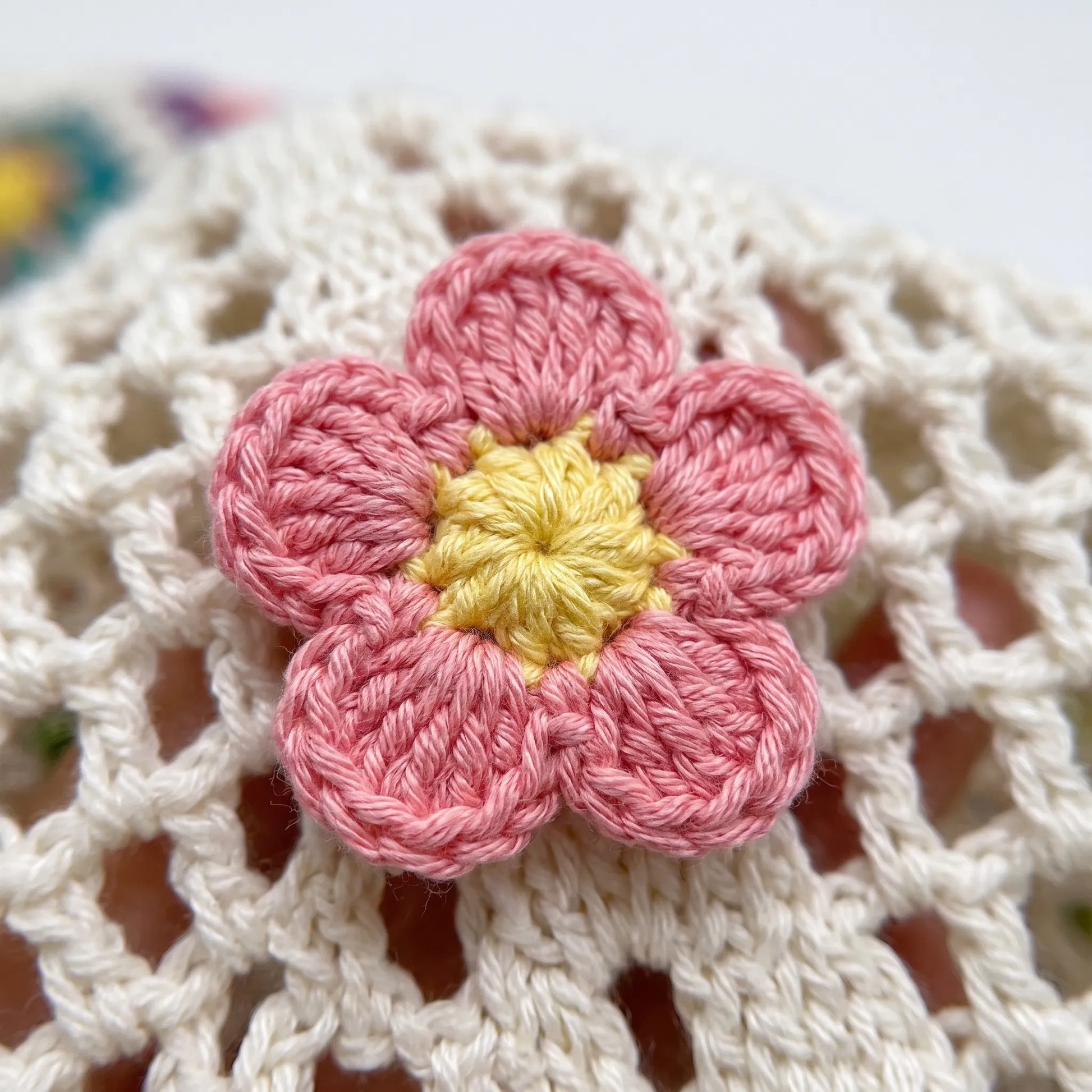 Avslappnad Väska Med Blomdetaljer - Florinta