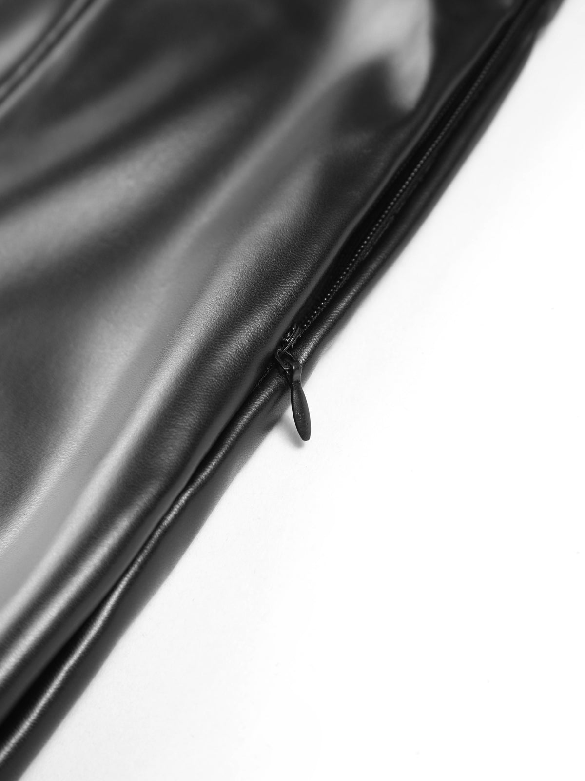 Schwarzer Lederrock mit Reißverschluss, elegantes Design, hochwertige Damenmode.