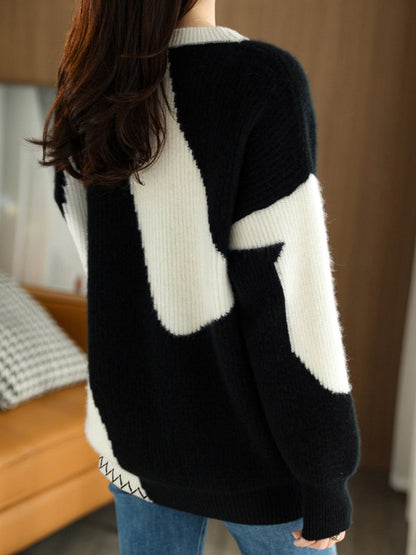 Frau in schwarz-weißem Strickpullover, Rückansicht, lässige Mode, gemütliches Wohnzimmer.