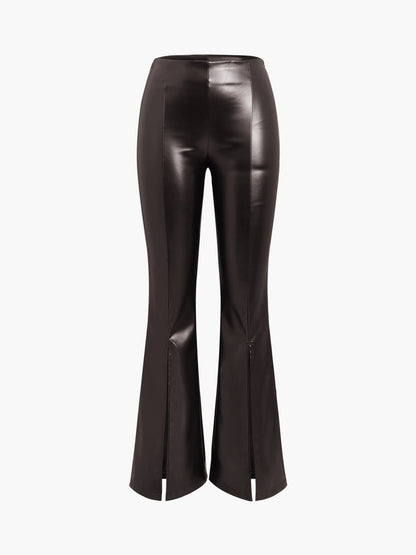 Schwarze Kunstlederhose mit Schlag, modisch, elegant, Damenbekleidung, trendig.