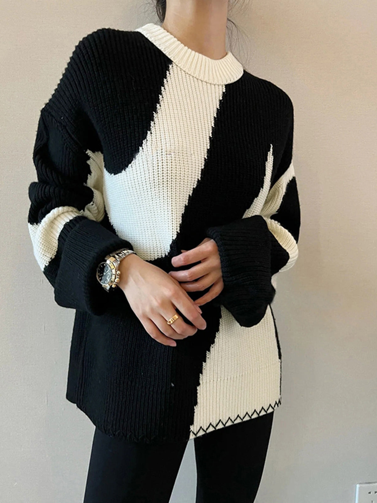 Schwarz-weißer Strickpullover Damen, geometrisches Muster, lässig, modisch, Herbstmode.
