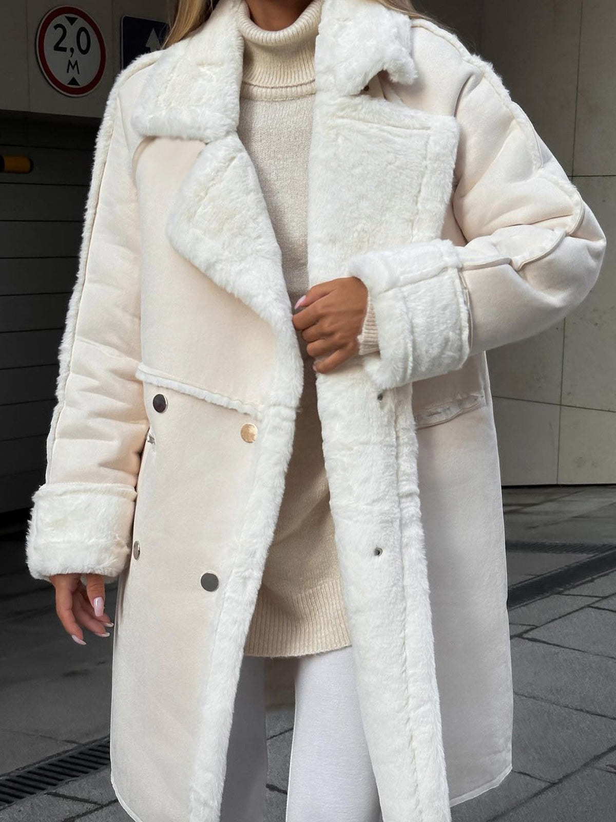 Frau in weißem Lammfellmantel, Wintermode, eleganter Look, warme Bekleidung, Straßenstil.