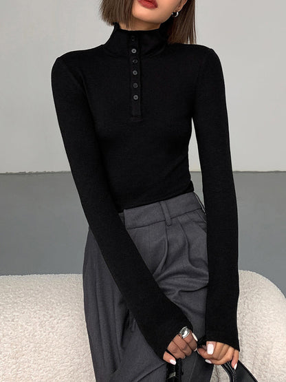 Frau in schwarzem Rollkragenpullover und grauer Hose, modisch, elegant, Herbstmode.