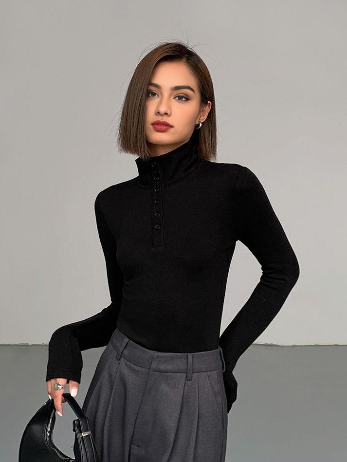 Frau in schwarzem Rollkragenpullover und grauer Hose, modisch, elegant, Herbstmode.
