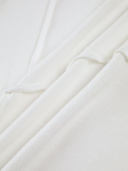 Weiße Baumwollstoff, Nahaufnahme, weiche Textur, hochwertiges Material, ideal für Kleidung.