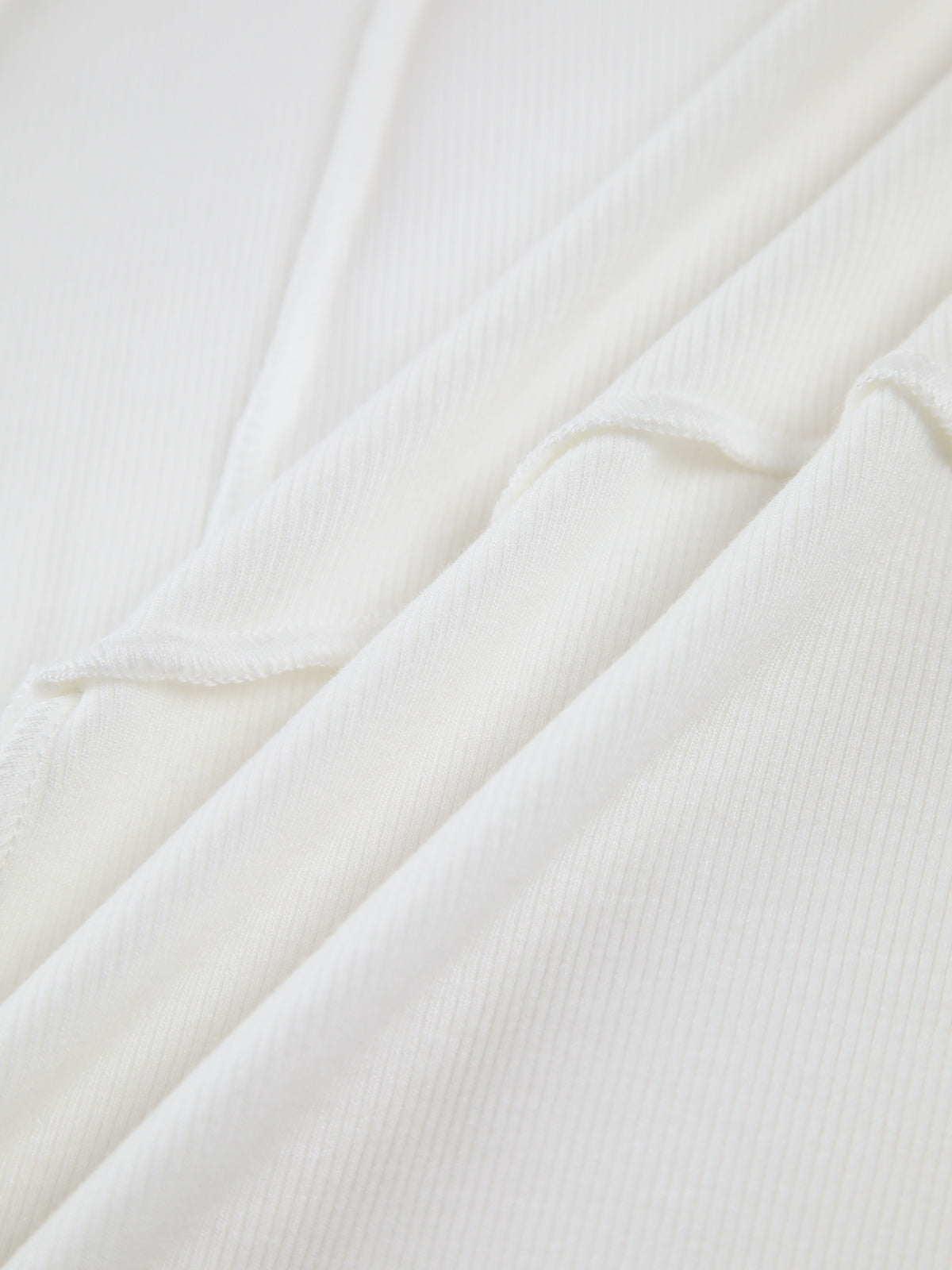 Weiße Baumwollstoff-Textur, weiches Material, ideal für Bekleidung und Heimtextilien.