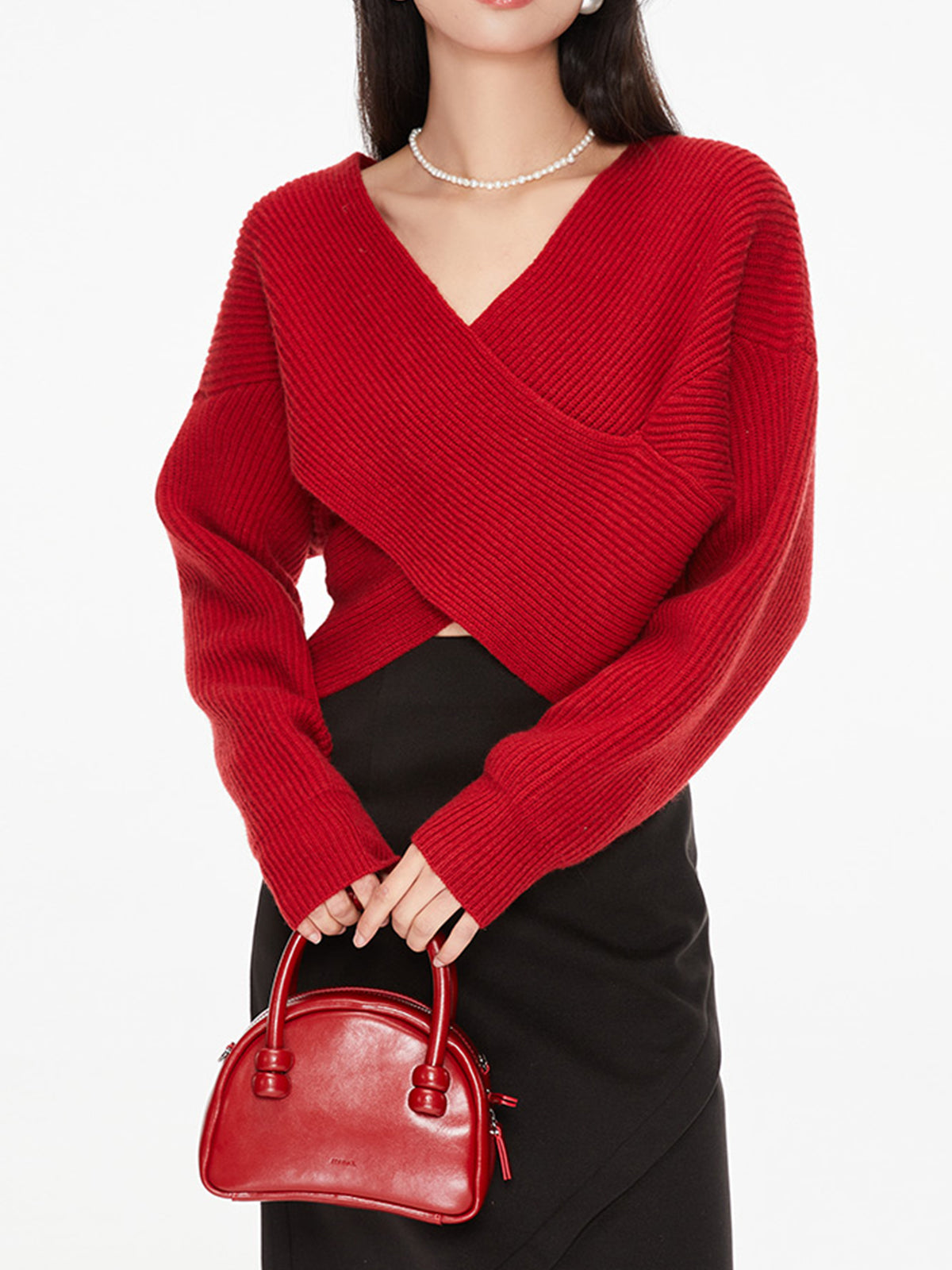 Roter Strickpullover Damen, V-Ausschnitt, langärmelig, modisch, elegant, Herbstmode.