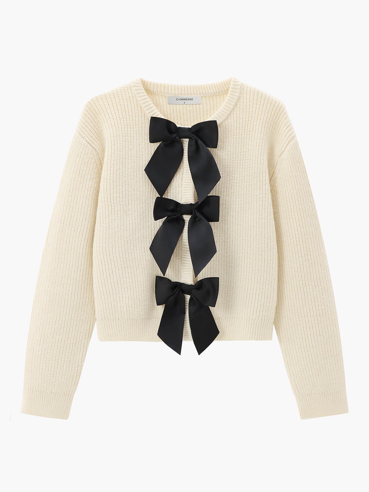 Cremefarbener Strickpullover mit schwarzen Schleifen, Damenmode, eleganter Herbst-Look.