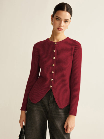 Frau in rotem Strickpullover mit goldenen Knöpfen, elegante Mode, Herbstbekleidung.