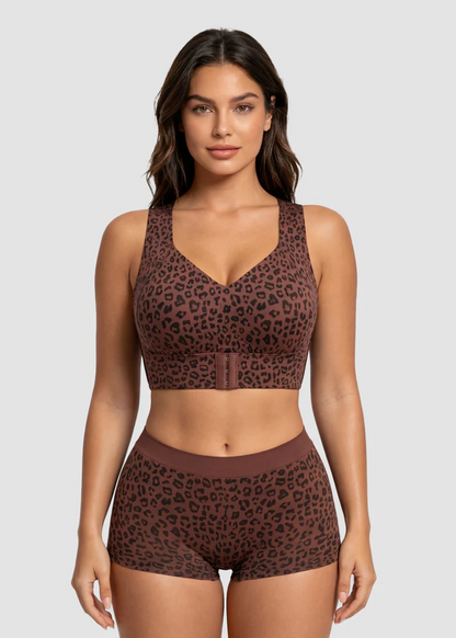Bh och shorts i brunt tyg med svart leopardmönster, framifrån på modell med hakar mitt fram. 8