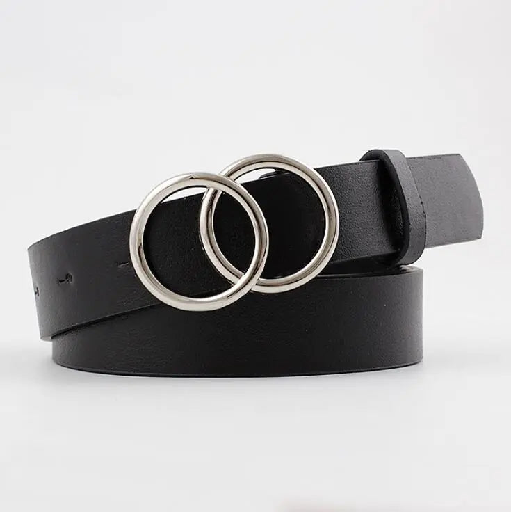Schwarzer Ledergürtel mit silberner Doppelschnalle, modisches Accessoire für Damen und Herren.