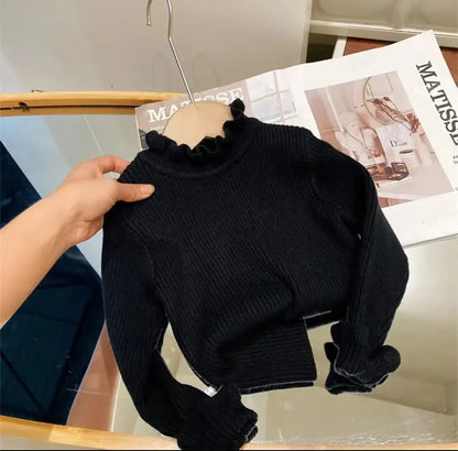 Schwarzer Strickpullover mit Rüschenkragen, Damenmode, Herbstkleidung, elegant und stilvoll.