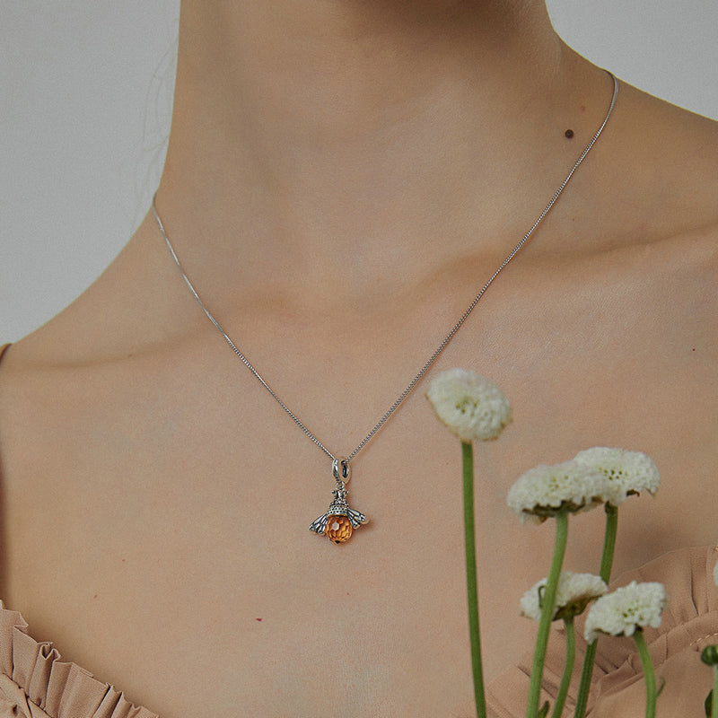 Damenhalskette mit Bienenanhänger, 925er Silber, orange, eleganter Schmuck, Geschenkidee.