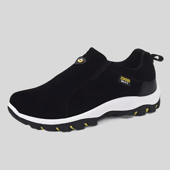 Schwarzer Herren-Sneaker, rutschfest, atmungsaktiv, sportlich, mit gelben Akzenten.