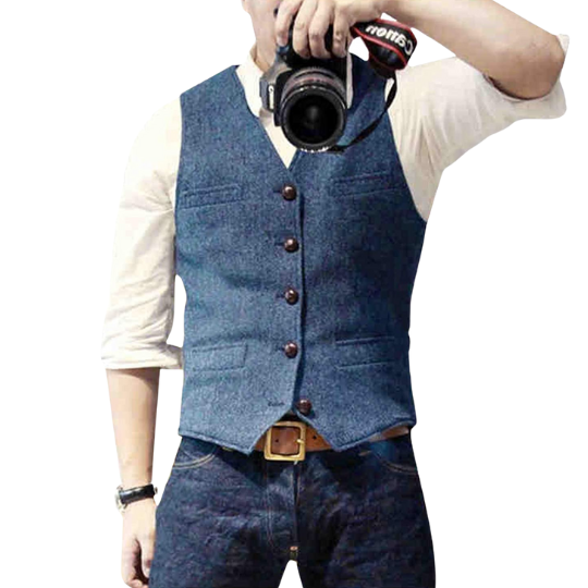 Mann in blauem Jeans-Weste, weißem Hemd, fotografiert mit Kamera, modisch, lässig.