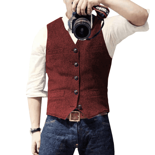 Mann in roter Weste und Jeans, hält Kamera, modische Herrenbekleidung, Freizeitlook.