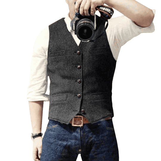 Mann in grauer Weste und Jeans, hält Kamera, Modefotografie, Freizeitkleidung, Herrenmode.