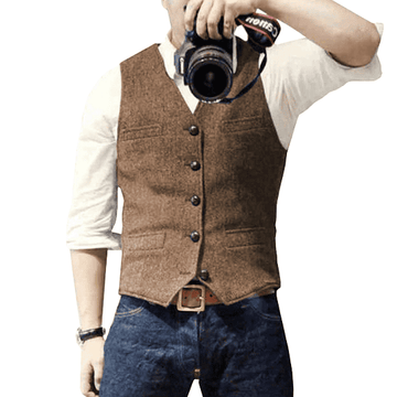 Braune Herrenweste aus Tweed, klassisch, mit Knöpfen, über weißem Hemd und blauer Jeans.