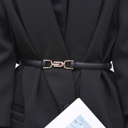 Schwarzer Ledergürtel mit goldener Schnalle, Damenmode, elegantes Accessoire, Taillengürtel.