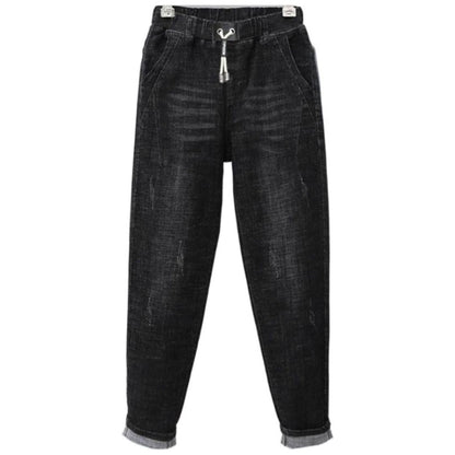 Schwarze Jeanshose, lässig, Kordelzug, Herrenmode, Denim, bequem, urbaner Stil.