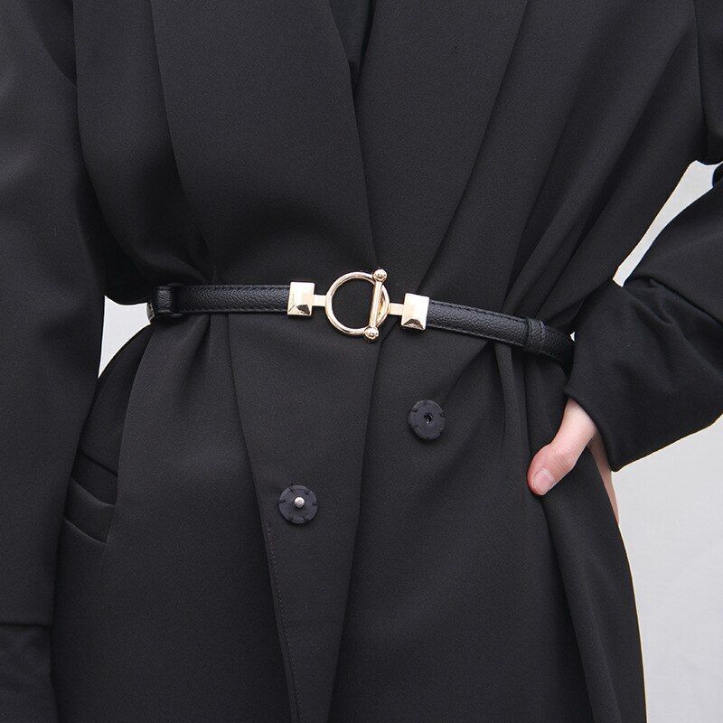 Schwarzer Damenblazer mit goldener Schnalle, elegantes Design, modische Damenbekleidung.