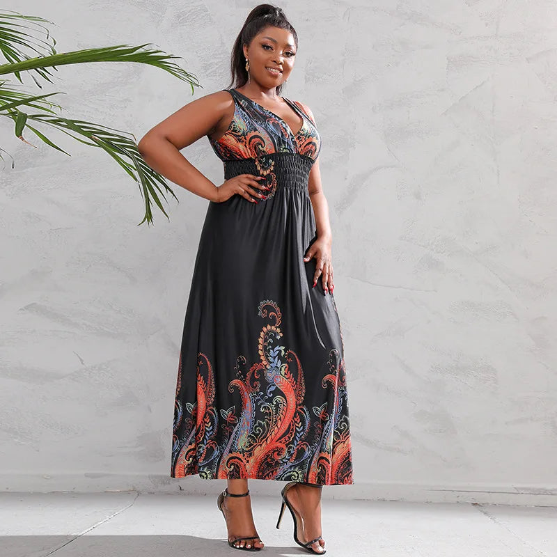 Frau in schwarzem Paisley-Maxikleid mit buntem Muster, elegantes Sommeroutfit.